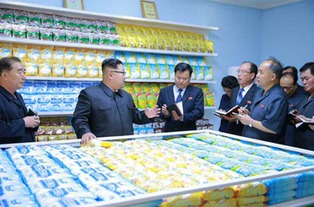 金正恩视察平壤食品工厂 夸赞国产设备像美男子